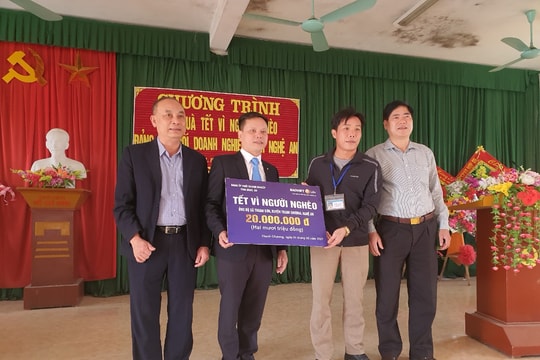 Đảng ủy Khối Doanh nghiệp tỉnh Nghệ An tặng quà tết người nghèo ở Thanh Chương