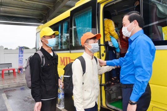 Những chuyến xe đón thanh niên, công nhân về quê ăn Tết ở Nghệ An
