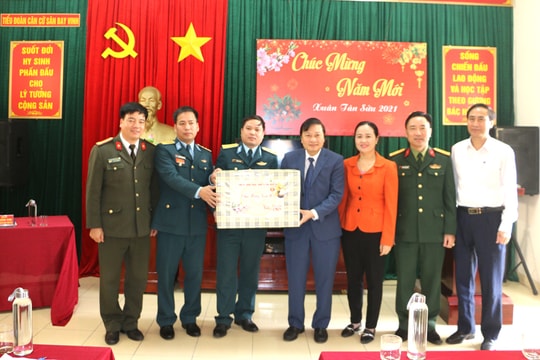 Phó Chủ tịch Thường trực UBND tỉnh Lê Hồng Vinh thăm, chúc Tết các đơn vị 