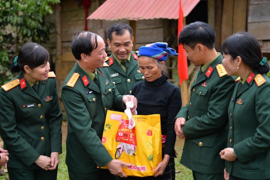Bộ chỉ huy Quân sự tỉnh tổ chức 'Tết ấm miền Tây xứ Nghệ' cho xã biên giới