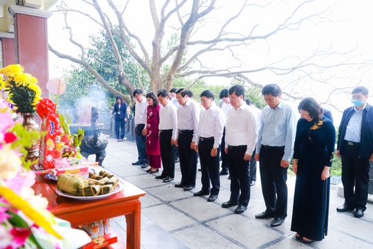 Đồng chí Phan Đình Trạc dâng hoa, dâng hương tại Khu Di tích Kim Liên