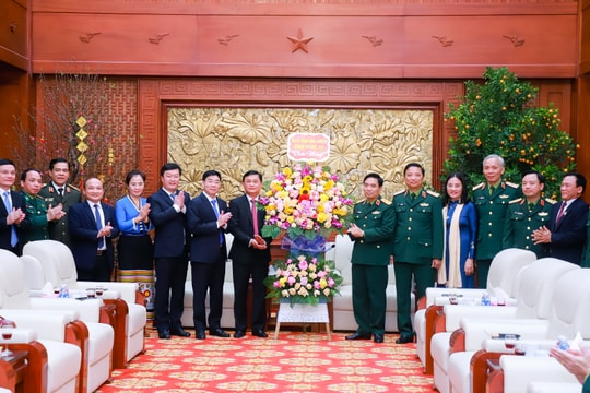 Lãnh đạo tỉnh Nghệ An thăm và chúc Tết Bộ Tư lệnh Quân khu 4