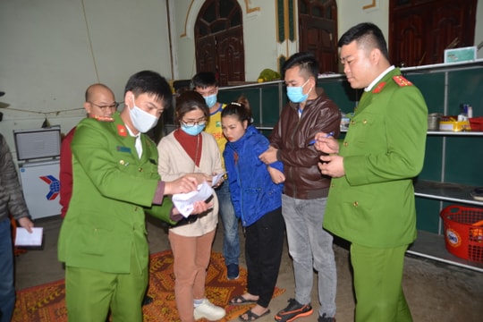 Ổ ma túy núp bóng cửa hàng tạp hóa của 3 cô gái ở Nghệ An