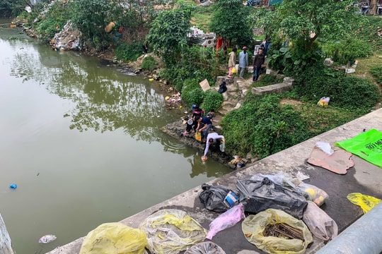 Ngập tràn rác thải ni lông tại các điểm thả cá chép ở TP. Vinh
