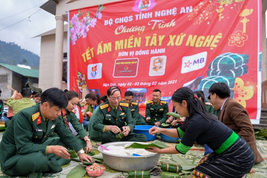 Đồng bào dân tộc Thái hào hứng gói bánh chưng đón Tết