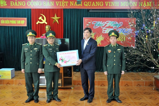 Phó chủ tịch UBND tỉnh Hoàng Nghĩa Hiếu thăm chúc Tết tại huyện Tương Dương