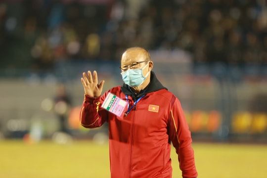 Cầu thủ V.League bị phạt tiền nếu tăng cân sau tết; HLV Park nói gì trước gia hạn hợp đồng với VFF?