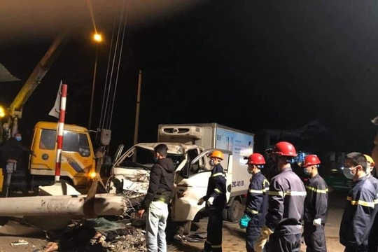 Nghệ An: 3 người tử vong sau va chạm giữa ô tô tải và xe máy