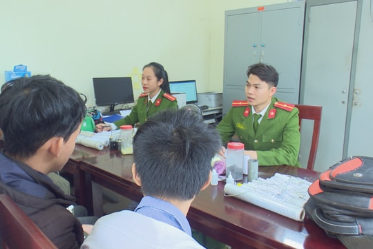 Nhóm học sinh cấp 2 tự chế pháo nổ mang bán dịp Tết