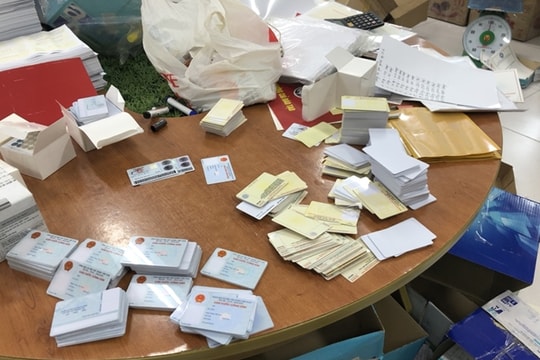 Xóa sổ đường dây làm bằng giả, thu giữ 4.000 con dấu và 5 tấn phôi bằng