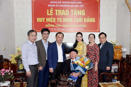 Bí thư Thành ủy Vinh trao Huy hiệu 75 tuổi Đảng cho đảng viên phường Hà Huy Tập