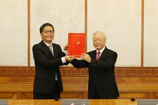 Tổng Bí thư, Chủ tịch nước Nguyễn Phú Trọng trao Quyết định phân công Ủy viên Bộ Chính trị