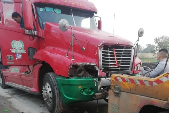 Xe container va chạm xe công ty môi trường, hai công nhân thương vong trong đêm