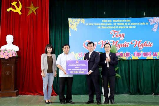 Bộ trưởng Bộ Kế hoạch và Đầu tư tặng quà ủng hộ Quỹ Vì người nghèo tỉnh Nghệ An
