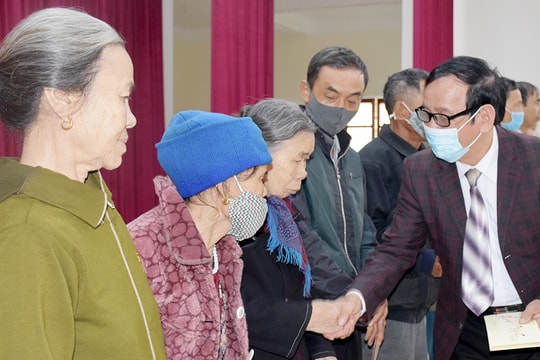 Tặng quà Tết cho 133 hộ nghèo ở Hưng Nguyên và Nam Đàn