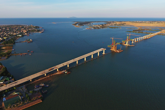 Từ hôm nay (6/2), các phương tiện cơ giới được chạy trên cầu Cửa Hội