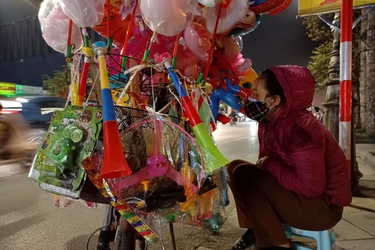 Những phận đời vất vả mưu sinh ngày cận Tết 