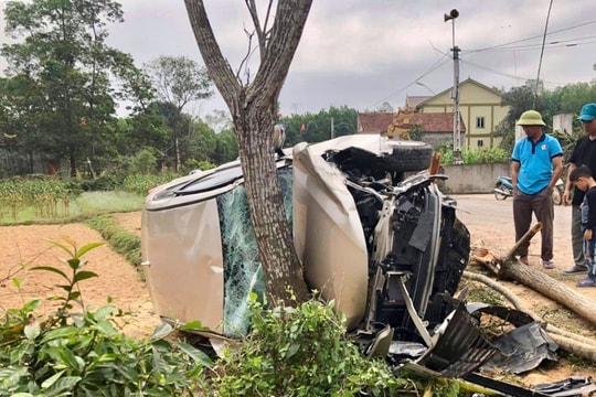 Xe ô tô 7 chỗ nát đầu sau khi lao qua tràn thủy lợi