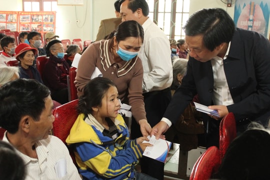 Trưởng ban Tổ chức Tỉnh ủy Lê Đức Cường trao quà chúc tết hộ nghèo huyện Quỳnh Lưu