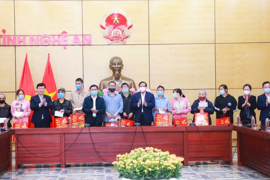 Ban Tổ chức Trung ương trao ủng hộ 'Tết Vì người nghèo' của tỉnh Nghệ An