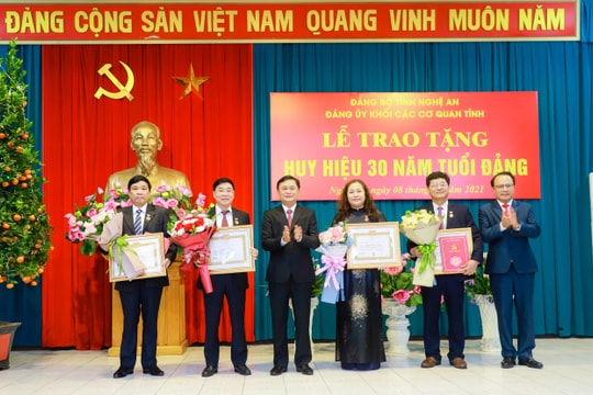 Ban Thường vụ Tỉnh ủy Nghệ An trao tặng Huy hiệu Đảng cho 4 đồng chí công tác tại cơ quan Tỉnh ủy