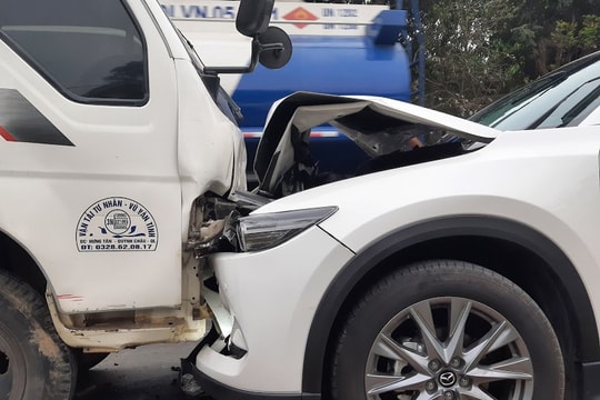 Tài xế nguy kịch sau khi xe tải và xe con đối đầu trên Quốc lộ 48 - Nghệ An ​