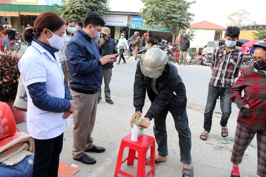 Xã vùng cao Nghệ An lập 'chốt' buộc đeo khẩu trang, rửa tay sát khuẩn mới cho dự chợ phiên