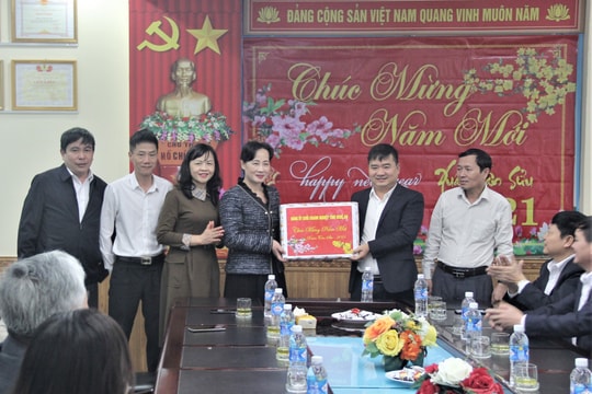 Đảng ủy khối Doanh nghiệp Nghệ An thăm, tặng quà các đơn vị trực Tết