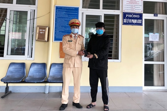 Đi chợ rơi ví tiền, người dân được Công an TP. Vinh trao trả lại 