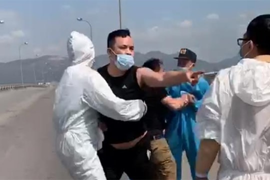 Cái kết cho 2 thanh niên trốn cách ly và đánh cảnh sát