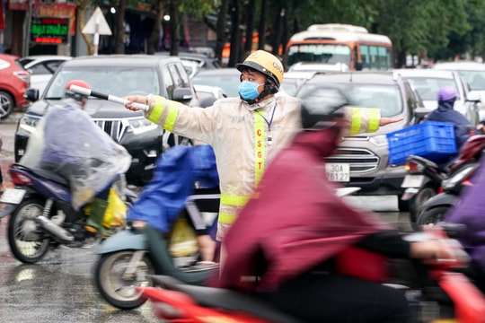Căng sức đối phó áp lực giao thông 'đột biến' ngày cận Tết ở TP. Vinh