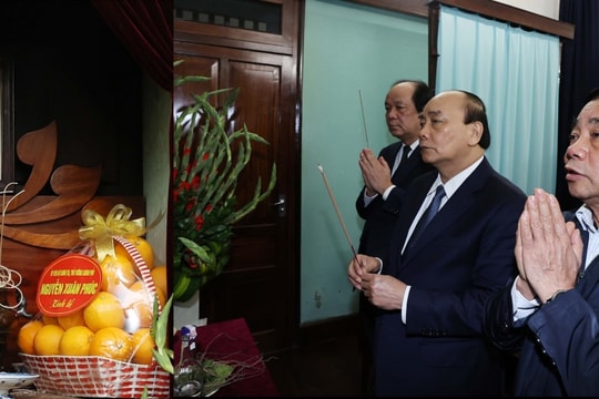 Thủ tướng Nguyễn Xuân Phúc dâng hương tưởng niệm Chủ tịch Hồ Chí Minh
