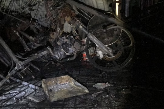 Cháy cửa hàng đồ nhựa trong đêm ở Cửa Lò, 2 người kịp thoát ra ngoài