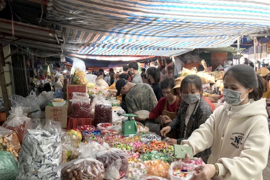 Nhiều người dân TP.Vinh vẫn không đeo khẩu trang khi vào chợ