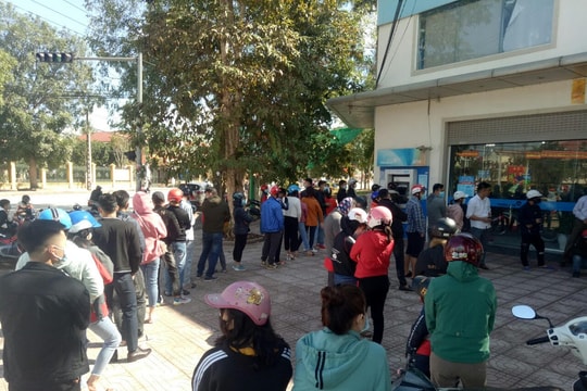 Người dân Yên Thành chen chân ở cây ATM bất chấp khuyến cáo dịch bệnh