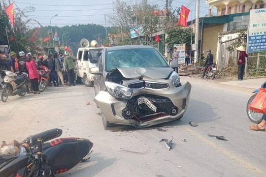 Xe máy đối đầu xe ô tô, 2 thanh niên nguy kịch