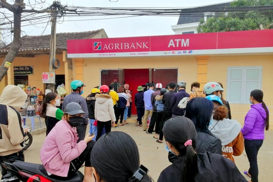 Nghệ An: 30 Tết vẫn phải 'chôn chân' hàng giờ chờ rút tiền