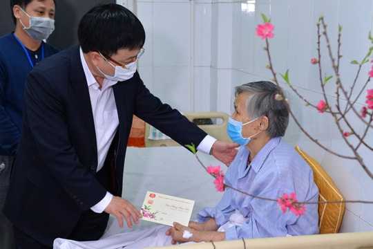 Phó Chủ tịch UBND tỉnh chúc Tết các đơn vị y tế và bệnh nhân trong đêm Giao thừa