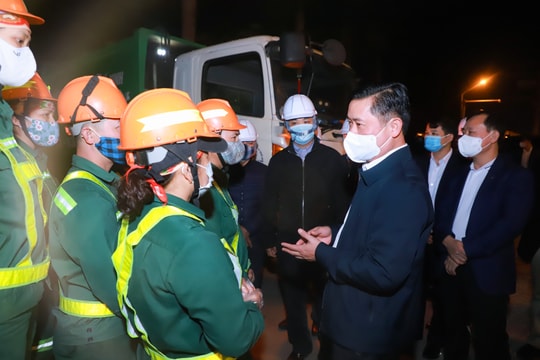 Bí thư Tỉnh ủy Thái Thanh Quý thăm, chúc Tết công nhân, cán bộ, chiến sỹ làm nhiệm vụ đêm Giao thừa