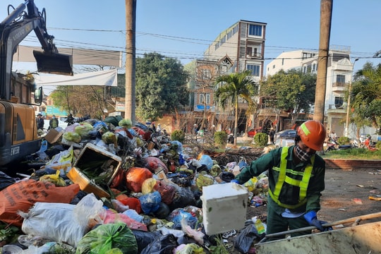 30 Tết, công nhân vệ sinh 'gồng mình' với lượng rác tăng đột biến