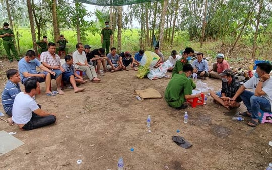 Ổ cờ bạc bị cảnh sát vây bắt, hàng chục người tháo chạy tán loạn giữa đồng lúa