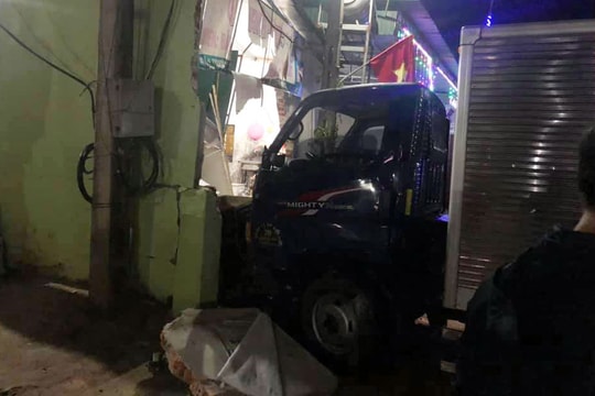 Ô tô đâm sập nhà dân đêm mùng 1 Tết, 4 người bị thương