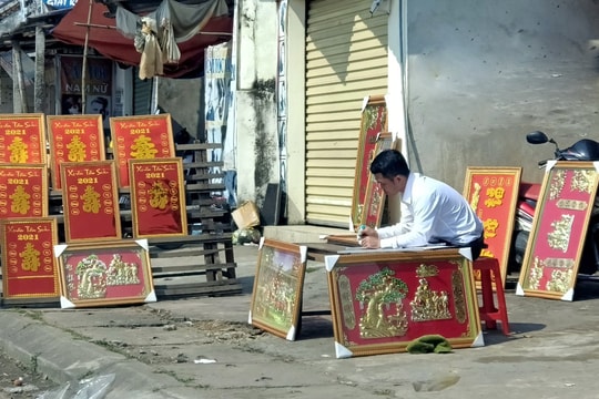 Nghệ An: Tranh mừng thọ tiêu thụ chậm, người bán lo ế khách