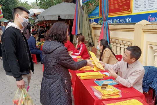 Nghệ An: Nhiều người đến đền, chùa thờ ơ với khuyến cáo 5K