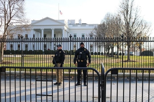 Một phụ nữ có vũ trang mang theo bức thư gửi ông Biden bị bắt giữ ở Washington