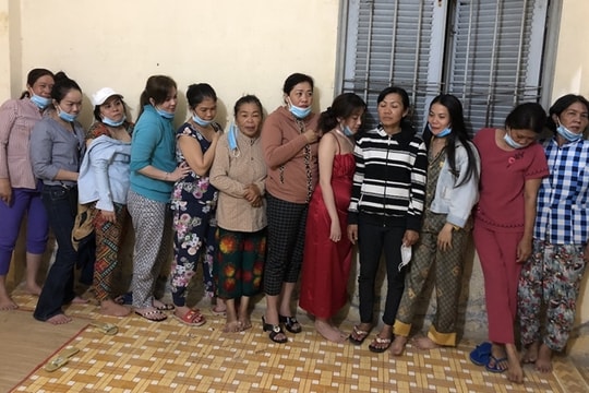 Bắt hàng chục phụ nữ 'sát phạt' nhau trong căn nhà hoang