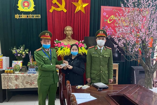 Đi đền đánh rơi gần 80 triệu đồng, người dân được Công an TP Vinh trao trả lại