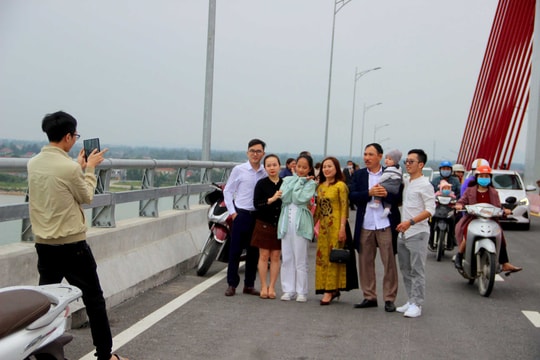 Bất chấp nguy hiểm, hàng ngàn người chen chân chụp ảnh trên cầu Cửa Hội