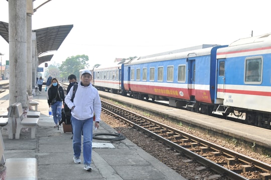 Tàu xe Tết vắng chưa từng thấy