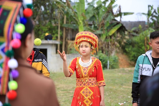 Nam thanh nữ tú người Mông ở Nghệ An nô nức ném pao tìm người yêu